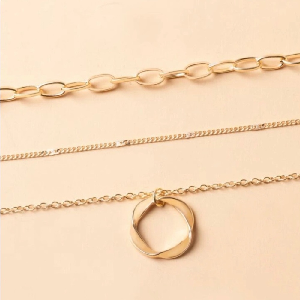 ✨NEW✨Gold Layered Twisted Circle Pendant Necklace - Picture 4 of 4